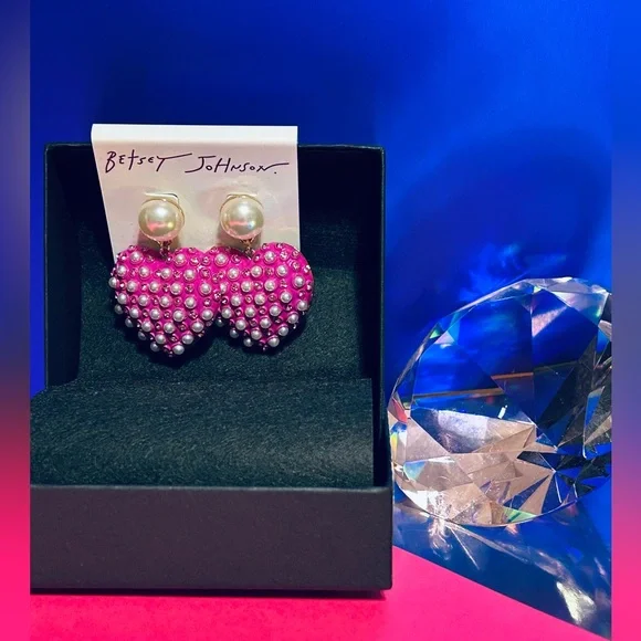 Betsey Johnson Faux Pearl & Rhinestone Dramatic Heart Earrings NWT & Box - Picture 2 of 3